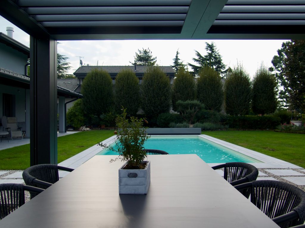 Brise Soleil - Lago di Varese - Tavolo e vista piscina Dehor in alluminio e vetro Varese